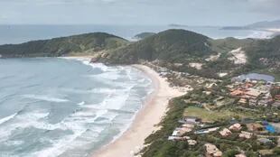 Praia do Rosa es uno de los lugares más convocantes de Brasil.