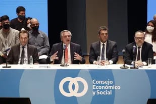 Alberto Fernández hoy, en el CCK, escoltado por Béliz, Massa y Kulfas; "Hagamos una suerte de terapia de grupo", dijo el Presidente