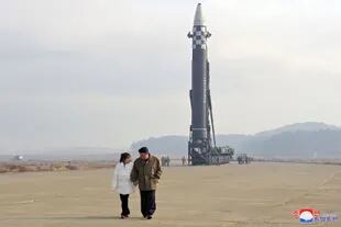 Kim Jong-un y su hija caminan, con el misil intercontinental de fondo