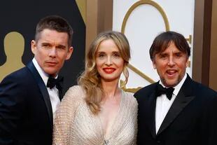 Ethan Hawke, Julie Delpy y Richard Linklater en la alfombra roja de los Oscar, en 2014