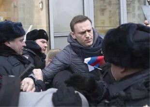 Navalny fue detenido ayer por la policía moscovita en medio de forcejeos