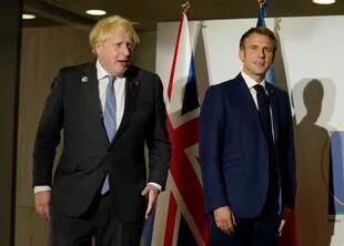 El primer ministro británico, Boris Johnson, a la izquierda, y el presidente francés, Emmanuel Macron, posan antes de una reunión con el presidente de Estados Unidos, Joe Biden, y la canciller alemana, Angela Merkel, durante la cumbre del G-20 en Roma