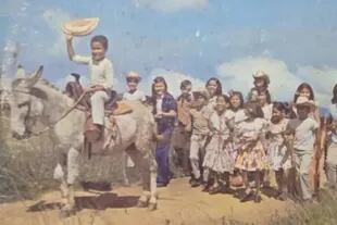Ricardo Cuenci, de 8 años, cabalga un burrito acompañado de la agrupación infantil venezolana La Rondallita en la portada del disco original