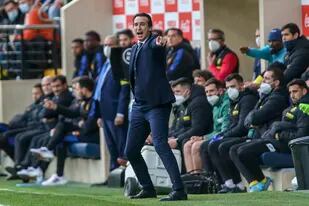 El técnico del Villarreal Unai Emery dando instrucciones durante el partido contra el Real Madrid por la Liga española, el sábado 12 de febrero de 2022. (AP Foto/Alberto Saiz)