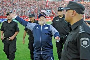 Diego Armando Maradona recuperó la sonrisa como entrenador de Gimnasia y Esgrima La Plata, donde hoy cumple un año en funciones.