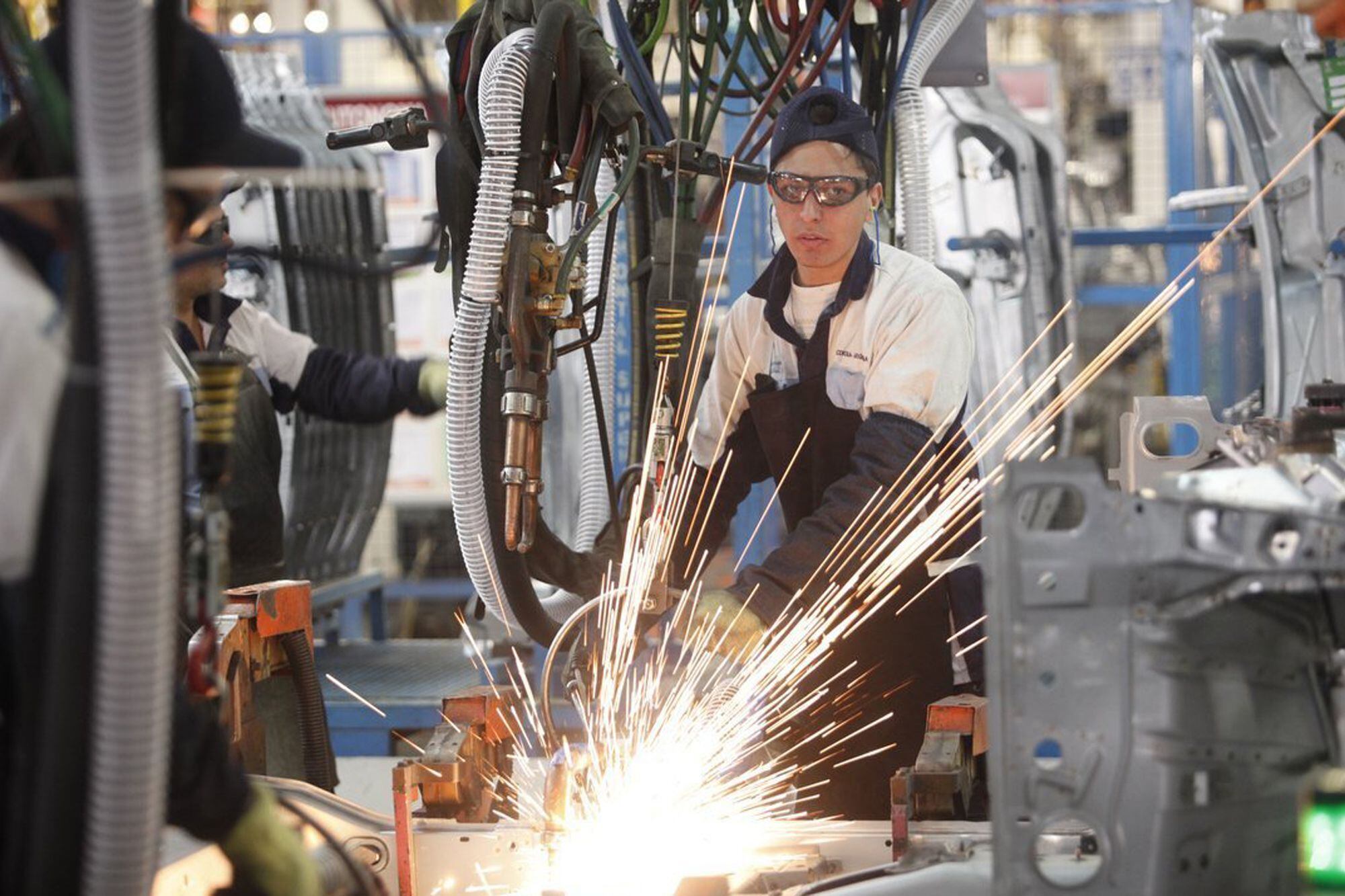 La producción industrial sufrió el tercer mes consecutivo de caída en la actividad