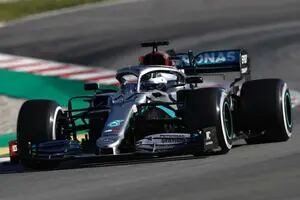 Video: por qué Hamilton saca y vuelve a poner el volante mientras maneja