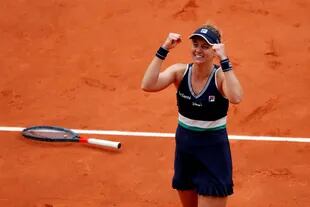 El festejo de Nadia Podoroska tras vencer, en los cuartos de final de Roland Garros 2020, a la ucraniana Elina Svitolina