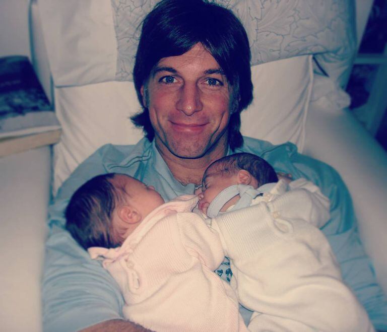 Horacio Cabak con sus dos hijos mellizos Chloé y Alan en brazos, cuando eran recién nacidos.