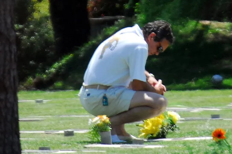 Marcelo Macarrón, frente a la tumba de Nora Dalmasso