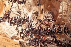 Al menos 25 muertos, 15 heridos y varios obreros atrapados por el derrumbe de una mina ilegal