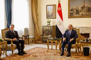 El secretario de Estado estadounidense, Antony Blinken, se reúne con el presidente egipcio, Abdel Fattah al-Sisi, en el palacio presidencial de al-Ittihadiya, en El Cairo, el lunes 30 de enero de 2023. 