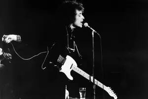Subastan por casi medio millón de dólares una guitarra de Bob Dylan