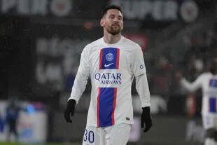 Messi, con un gesto di dispiacere al lato debole del Paris Saint-Germain