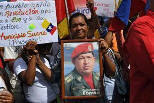 Seguidores de Maduro participan de una contramarcha