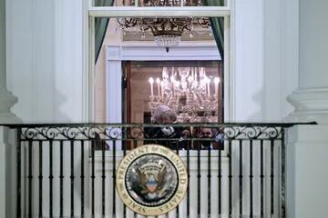 El presidente de Estados Unidos, Joe Biden, es visto dentro de la Casa Blanca sosteniendo a su nieto antes de ver los fuegos artificiales desde la Casa Blanca en Washington