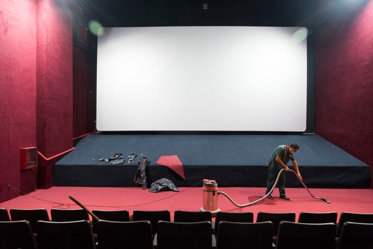 La sala 3 del cine Gaumont, que será rebautizada como Fernando Birri, era puesta a nuevo para su reapertura en la mañana del miércoles