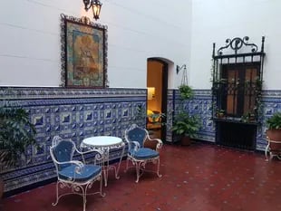 El coqueto patio andaluz, interno y con azulejos y pisos de industria argentina que mandó a hacer especialmente la familia Carabassa, que compró la casona en 1926.  