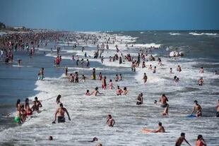 Este domingo fue a puro sol y los turistas coparon las playas de Pinamar