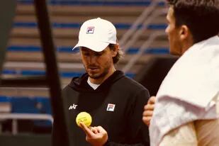 Gaudio, en Bogotá, observando una de las pelotas despresurizadas que se utilizarán en la serie de Copa Davis.