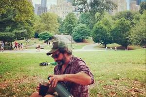 La foto de Iván Noble tomando mate en Central Park que generó críticas en las redes
