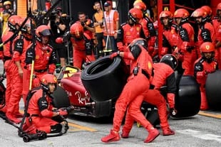 El desastre de Ferrari en la primera detención de Carlos Sainz Jr.: faltaba el mecánico con el neumático trasero izquierdo