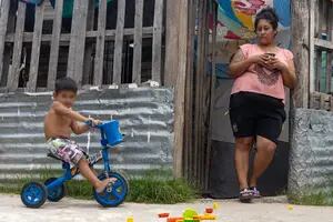 La mitad de los niños y adolescentes que viven en los barrios populares del país están malnutridos