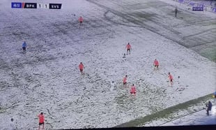 Un equipo, vestido de blanco, se volvió invisible en un partido bajo la nieve