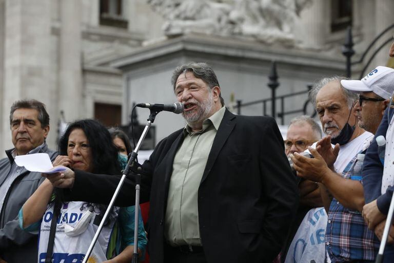Claudio Lozano durante una marcha frente al Congreso