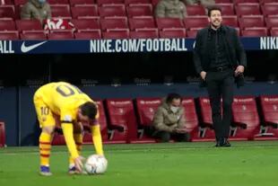 Simeone, afuera; Messi, adentro, acomodando el balón: esta vez ganó el DT