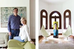 Los dueños de casa, retratados delante de una obra de Luisa González; el cuadro en la pared opuesta es de la misma artista. Del otro lado, sillas vintage flanquean la escultura móvil ‘La Pareja’, de Olivier Derveloy.