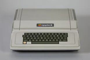 La Apple II sin monitor en el modelo para armar en papel de Rocky Bergen