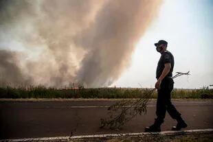 Incendios en campos, sobre ruta 5, cerca de la ciudad de Corrientes.