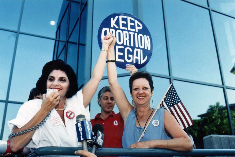 Gloria Allred y Norma McCorvey "Jane Roe", del conocido caso Roe vs Wade, durante una marcha a favor del aborto legal, 1989.