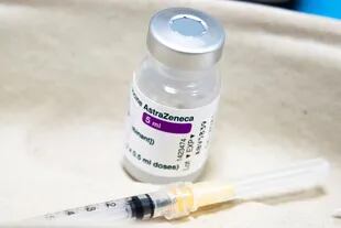 Según la agencia reguladora europea, las trombos deben incluirse como un efecto secundario raro de la vacuna AstraZeneca