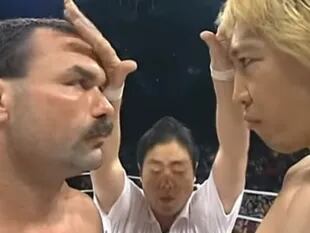 Shimada mientras les da las instrucciones a Yoshihiro Takayama y Don Frye minutos antes de la pelea