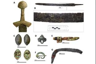 ALgunos de los objetos hallados en la tumba de Suontaka