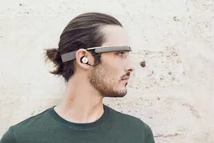 Además, los Google Glass disponen de un auricular mono, que funcionará de forma complementaria al sistema de transmisión ósea de sonido