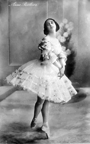 Un retrato de Anna Pavlova datado en Berlín, 1909, año que recorrió Europa con los Ballets Rusos de Diaghilev. En viajar por el mundo también fue una pionera 