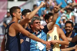 Festejo del equipo argentino de Beach Handball con el entrenador, Daniel Zeballos