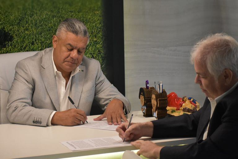 Claudio Tapia (presidente de la AFA) y Guillermo Tabanera (gerente general de Disney) firman el nuevo acuerdo del 50% de los derechos de TV del fútbol de primera, que ahora regirá hasta 2030.