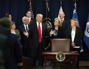 Trump firmó ayer el decreto sobre el muro en su visita al Departamento de Seguridad Interior