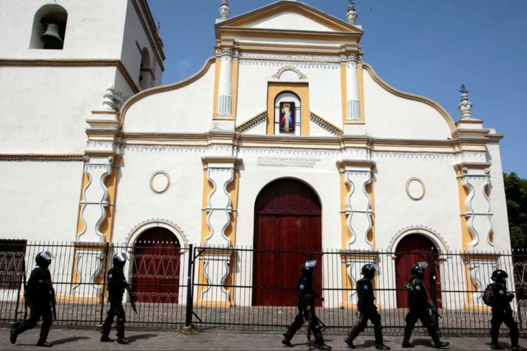 Los estudiantes buscaron refugio en la parroquia tras un violento desalojo de la Universidad Nacional Autónoma de Nicaragua (UNAN) por parte de paramilitares.