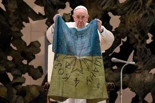 El Papa besó una bandera de Ucrania y denunció “la masacre de Bucha”