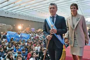 Macri, con Awada, se dirige a dar su discurso a alumnos y jubilados