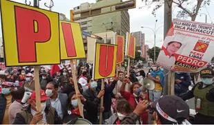 Simpatizantes del partido político Perú Libre viajan hasta Lima para respaldar a Pedro Castillo el 15 de junio de 2021