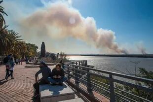 En Rosario, el panorama de la cuarentena tiene el condimento extra del humo generado por las quemas sobre el río