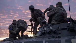 Militares ucranianos se preparan para la batalla al este de Kiev.