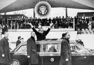 El 20 de enero, cien mil republicanos asistieron en Washington a la entrada en funciones de Nixon. Al mediodía, en la escalera del Capitolio, prestó juramento