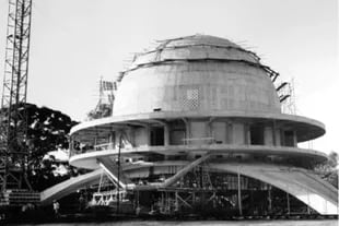 Nel giugno 1961 fu indetto un bando pubblico per la sua costruzione e l'opera fu poi aggiudicata alla Compañía Argentina de Construcciones Civiles SA su suggerimento della comunità italiana, denominata Galileo Galilei